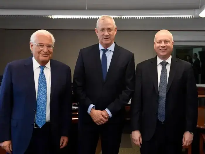 יו"ר כחול לבן, רא"ל (מיל') בני גנץ במהלך פגישתו עם השגריר האמריקאי דיוויד פרידמן והשליח המיוחד למזרח התיכון ג'ייסון גרינבלט 23 בספטמבר 2019 (אתר רשמי , מתי שטרן, שגרירות ארה"ב ירושלים) יו"ר כחול לבן, רא"ל (מיל') בני גנץ במהלך פגישתו עם השגריר האמריקאי דיוויד פרידמן והשליח המיוחד למזרח התיכון ג'ייסון גרינבלט 23 בספטמבר 2019 (אתר רשמי , מתי שטרן, שגרירות ארה"ב ירושלים)