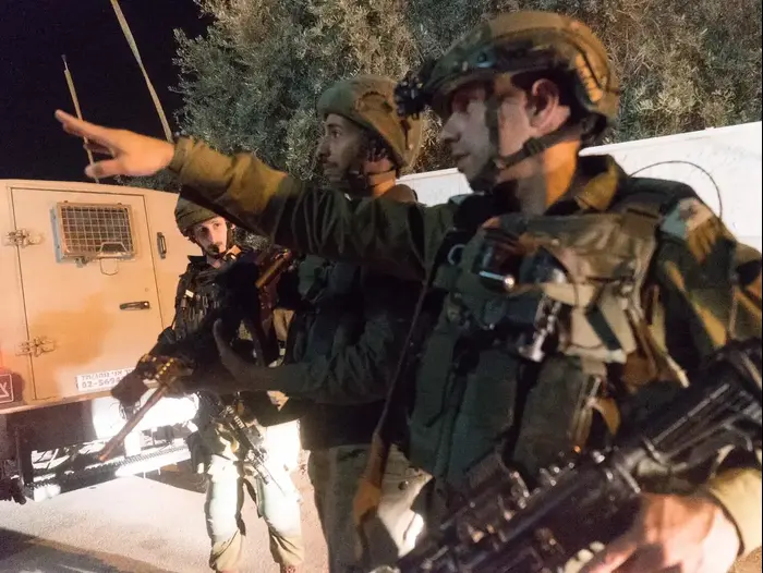 פעילות מודיעינית ומבצעית משותפת של צה"ל, שב"כ, משטרה ומג"ב הובילה לעצירת חוליית המחבלים החשודים בביצוע הפיגוע בדולב, בו נרצחה הנערה רינה שנרב (דובר צה"ל) פעילות מודיעינית ומבצעית משותפת של צה"ל, שב"כ, משטרה ומג"ב הובילה לעצירת חוליית המחבלים החשודים בביצוע הפיגוע בדולב, בו נרצחה הנערה רינה שנרב (דובר צה"ל)