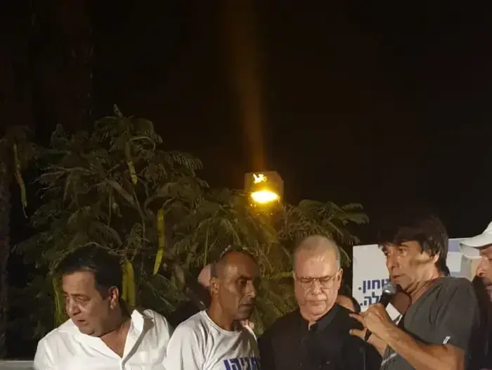 הפגנת תמיכה בראש הממשלה בנימין נתניהו מול ביתו של היועץ המשפטי לממשלה אביחי מנדלבליט בפתח תקווה ב-5 באוקטובר 2019 (אתר רשמי , לירן לוי) הפגנת תמיכה בראש הממשלה בנימין נתניהו מול ביתו של היועץ המשפטי לממשלה אביחי מנדלבליט בפתח תקווה ב-5 באוקטובר 2019 (אתר רשמי , לירן לוי)