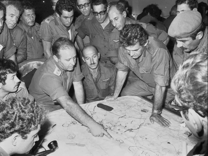 46 שנים למלחמת יום הכיפורים - ארכיון צה"ל במשרד הביטחון חושף חומרים חדשים
הרמטכ"ל בהתייעצות בפיקוד הצפון. מימין לשמאל: רס"ן גדי זוהר, ממושקף נראה בצדודית- שליש הרמטכ"ל, תא"ל יקותיאל (קותי) אדם (משופם בכומתה), הרמטכ"ל רא"ל דוד אלעזר ר' אמ"ן אלוף אלי זעירא, אלוף רחבעם זאבי במשקפיים כהים, אלוף מרדכי הוד, אלוף יצחק (חקה) חופי.
1.10.1973 (ארכיון צה"ל ומערכת הבטחון, צלמי במחנה) 46 שנים למלחמת יום הכיפורים - ארכיון צה"ל במשרד הביטחון חושף חומרים חדשים
הרמטכ"ל בהתייעצות בפיקוד הצפון. מימין לשמאל: רס"ן גדי זוהר, ממושקף נראה בצדודית- שליש הרמטכ"ל, תא"ל יקותיאל (קותי) אדם (משופם בכומתה), הרמטכ"ל רא"ל דוד אלעזר ר' אמ"ן אלוף אלי זעירא, אלוף רחבעם זאבי במשקפיים כהים, אלוף מרדכי הוד, אלוף יצחק (חקה) חופי.
1.10.1973 (ארכיון צה"ל ומערכת הבטחון, צלמי במחנה)
