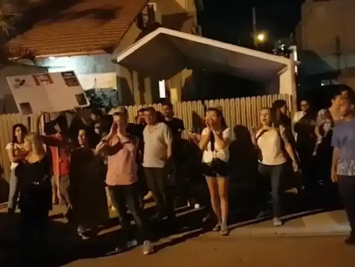 הפגנת הורי ילדי הגן מול ביתה של כרמל מעודה, ראש העין, 10 באוקטובר 2019 (צילום מסך) הפגנת הורי ילדי הגן מול ביתה של כרמל מעודה, ראש העין, 10 באוקטובר 2019 (צילום מסך)
