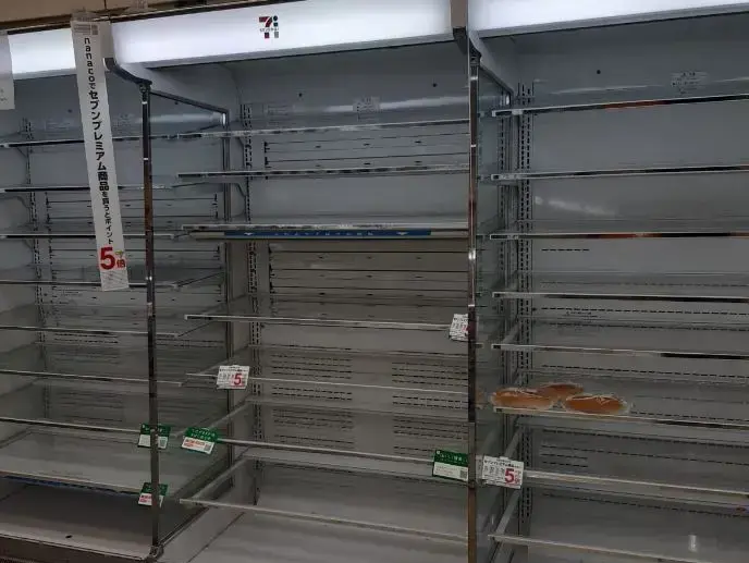 מדפי חנויות ריקים בטוקיו בעקבות סופת הטייפון "האגיביס". 12 באוקטובר 2019 (באדיבות המצולמים , רוני גורודצקי) מדפי חנויות ריקים בטוקיו בעקבות סופת הטייפון "האגיביס". 12 באוקטובר 2019 (באדיבות המצולמים , רוני גורודצקי)
