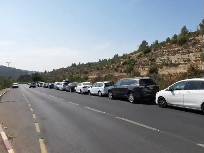מטיילים במעין עין חניה, 15 באוקטובר 2019 (רוני כנפו) מטיילים במעין עין חניה, 15 באוקטובר 2019 (רוני כנפו)