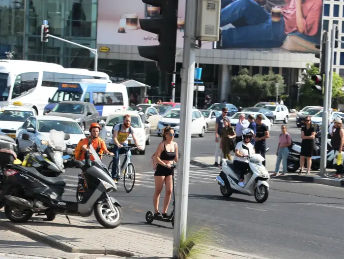 כאוס על שניים (קינן כהן , ראובן סביו) כאוס על שניים (קינן כהן , ראובן סביו)