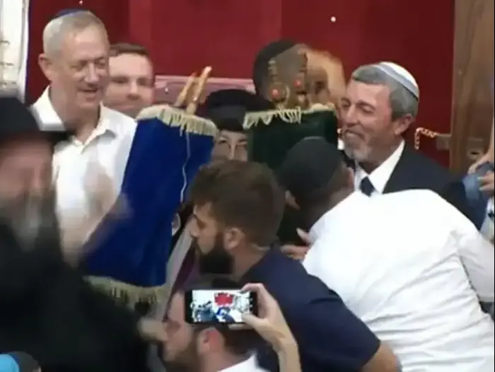 יו"ר כחול לבן בני גנץ והשר רפי פרץ בהקפות שניות בכפר חבד, 21 אוקטובר 2019 (אתר רשמי , חבד און ליין) יו"ר כחול לבן בני גנץ והשר רפי פרץ בהקפות שניות בכפר חבד, 21 אוקטובר 2019 (אתר רשמי , חבד און ליין)