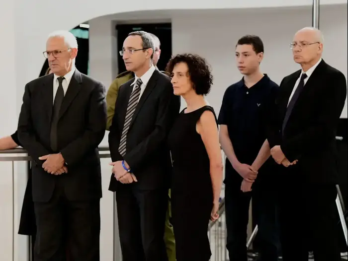 ילדיו ונכדיו של נשיא בית המשפט העליון לשעבר מאיר שמגר ליד ארונו שהוצב בבניין בית המשפט העליון בירושלים. 22 באוקטובר 2019. (ראובן קסטרו) ילדיו ונכדיו של נשיא בית המשפט העליון לשעבר מאיר שמגר ליד ארונו שהוצב בבניין בית המשפט העליון בירושלים. 22 באוקטובר 2019. (ראובן קסטרו)