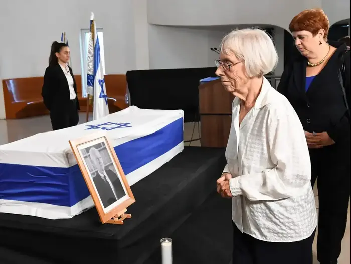 שופטת בית המשפט העליון לשעבר, דליה דורנר, חולפת על פני ארונו של נשיא בית המשפט העליון מאיר שמגר ז"ל, 22 באוקטובר 2019 (ראובן קסטרו) שופטת בית המשפט העליון לשעבר, דליה דורנר, חולפת על פני ארונו של נשיא בית המשפט העליון מאיר שמגר ז"ל, 22 באוקטובר 2019 (ראובן קסטרו)