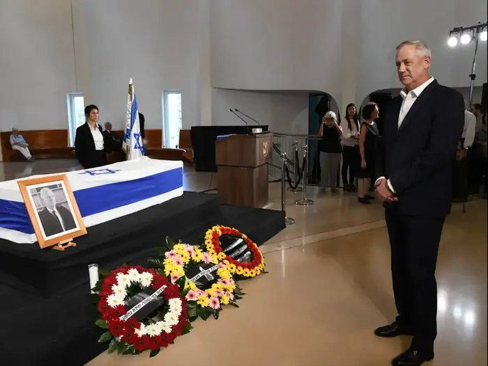 יו"ר כחול לבן בני גנץ מול ארונו של נשיא בית המשפט העליון לשעבר מאיר שמגר שמוצב בניין בית המשפט העליון בירושלים. 22 באוקטובר 2019 (ראובן קסטרו) יו"ר כחול לבן בני גנץ מול ארונו של נשיא בית המשפט העליון לשעבר מאיר שמגר שמוצב בניין בית המשפט העליון בירושלים. 22 באוקטובר 2019 (ראובן קסטרו)