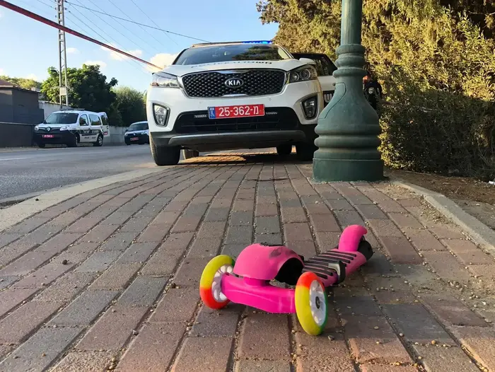 הקורקינט של יעל גולדשטיין בת ה-6 שנהרגה בתאונת הדרכים שארעה ביום שישי האחרון במושב שבתחומי מועצה אזורית באר טוביה ומתה מפצעיה היום (אתר רשמי , דוברות המשטרה) הקורקינט של יעל גולדשטיין בת ה-6 שנהרגה בתאונת הדרכים שארעה ביום שישי האחרון במושב שבתחומי מועצה אזורית באר טוביה ומתה מפצעיה היום (אתר רשמי , דוברות המשטרה)