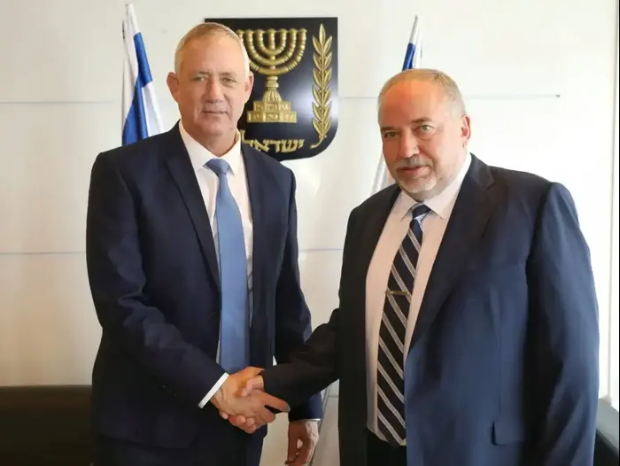 יור כחול לבן בני גנץ נפגש עם יור ישראל ביתנו אביגדור ליברמן, כנסת, 28 באוקטובר 2019 (אתר רשמי , צילום:אופק אבשלום) יור כחול לבן בני גנץ נפגש עם יור ישראל ביתנו אביגדור ליברמן, כנסת, 28 באוקטובר 2019 (אתר רשמי , צילום:אופק אבשלום)