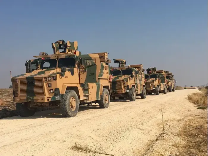 כלי רכב צבאיים של טורקיה בגבול עם סוריה לפני תחילת הסיורים המשותפים עם רוסיה ב-1 בנומבר 2019 (רויטרס) כלי רכב צבאיים של טורקיה בגבול עם סוריה לפני תחילת הסיורים המשותפים עם רוסיה ב-1 בנומבר 2019 (רויטרס)
