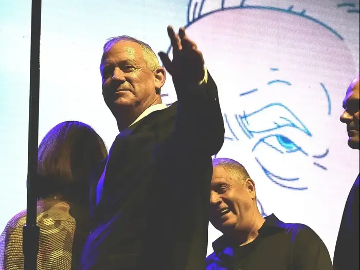 יו"ר כחול לבן בני גנץ בעצרת לזכר ראש הממשלה יצחק רבין, כיכר רבין תל אביב, 2 בנובמבר 2019 (ראובן קסטרו) יו"ר כחול לבן בני גנץ בעצרת לזכר ראש הממשלה יצחק רבין, כיכר רבין תל אביב, 2 בנובמבר 2019 (ראובן קסטרו)