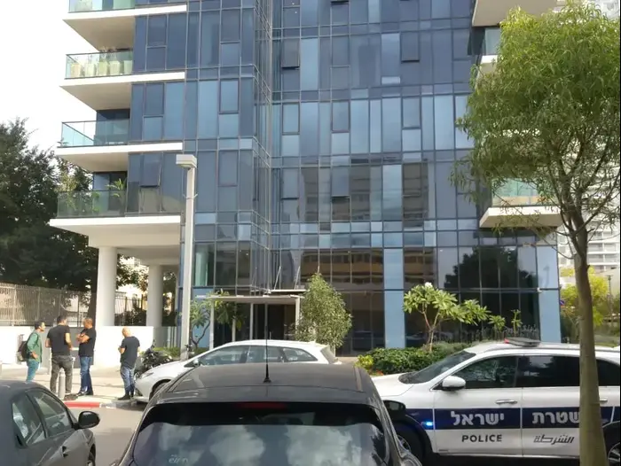 כוחות משטרה מחוץ לביתו של העבריין בן כהן 13 בנובמבר 2019 (אתר רשמי , יפעת רוזנברג) כוחות משטרה מחוץ לביתו של העבריין בן כהן 13 בנובמבר 2019 (אתר רשמי , יפעת רוזנברג)