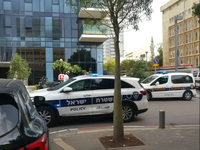 כוחות משטרה מחוץ לביתו של העבריין בן כהן 13 בנובמבר 2019 (אתר רשמי , יפעת רוזנברג) כוחות משטרה מחוץ לביתו של העבריין בן כהן 13 בנובמבר 2019 (אתר רשמי , יפעת רוזנברג)