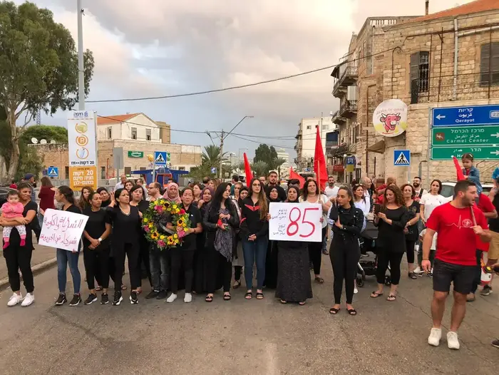 עשרות אנשים, בניהם משפחתו של מרעי שנורה למוות בחיפה, מועדים במחאה על האלימות בחברה הערבית בוואדי ניסנס. 15 בנובמבר 2019. (אתר רשמי , סרחאן מחאמיד) עשרות אנשים, בניהם משפחתו של מרעי שנורה למוות בחיפה, מועדים במחאה על האלימות בחברה הערבית בוואדי ניסנס. 15 בנובמבר 2019. (אתר רשמי , סרחאן מחאמיד)