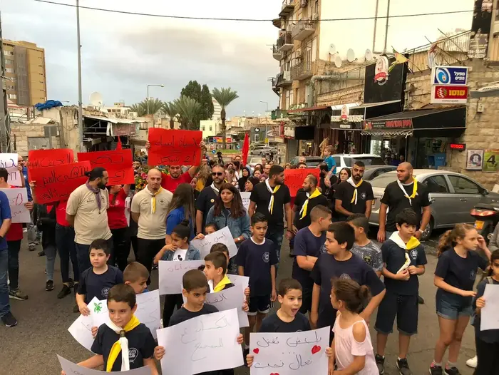 עשרות אנשים, בניהם משפחתו של מרעי שנורה למוות בחיפה, מועדים במחאה על האלימות בחברה הערבית בוואדי ניסנס. 15 בנובמבר 2019. (אתר רשמי , סרחאן מחאמיד) עשרות אנשים, בניהם משפחתו של מרעי שנורה למוות בחיפה, מועדים במחאה על האלימות בחברה הערבית בוואדי ניסנס. 15 בנובמבר 2019. (אתר רשמי , סרחאן מחאמיד)