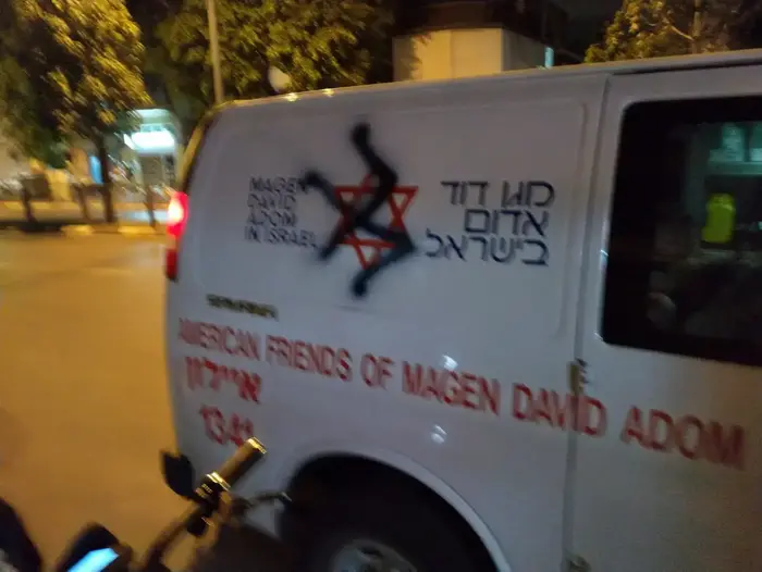 אמבולנס של מד"א עליו רוסס צלב קרס ברחוב ההגנה בתל אביב. 15 בנובמבר 2019. (מד"א) אמבולנס של מד"א עליו רוסס צלב קרס ברחוב ההגנה בתל אביב. 15 בנובמבר 2019. (מד"א)