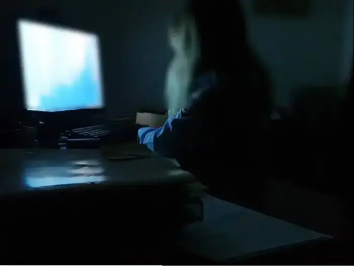 סוכנת המשטרה הסמויה התחזתה לילדה בת 13 מחיפה והביאה הבוקר למעצרם של 25 חשודים בעבירות פדופיליה ברשת מכל רחבי הארץ (דוברות משטרת ישראל) סוכנת המשטרה הסמויה התחזתה לילדה בת 13 מחיפה והביאה הבוקר למעצרם של 25 חשודים בעבירות פדופיליה ברשת מכל רחבי הארץ (דוברות משטרת ישראל)