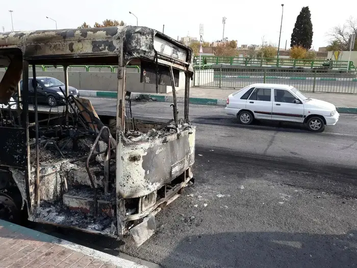 אוטובוס שרוף אחרי הפגנות, טהראן, איראן, 17 בנובמבר 2019 (AP) אוטובוס שרוף אחרי הפגנות, טהראן, איראן, 17 בנובמבר 2019 (AP)