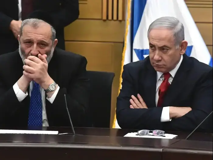 ראש הממשלה בנימין נתניהו בישיבת הבלוק, כנסת, 18 בנובמבר 2019 (ראובן קסטרו) ראש הממשלה בנימין נתניהו בישיבת הבלוק, כנסת, 18 בנובמבר 2019 (ראובן קסטרו)