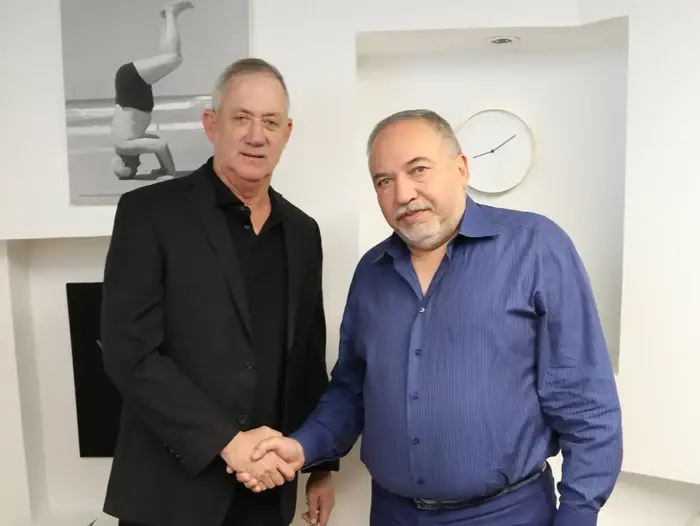 יו״ר כחול לבן, רא״ל (במיל׳) ח״כ בני גנץ ויו״ר ישראל ביתנו, ח״כ אביגדור ליברמן במהלך פגישתם במטה מפלגת כחול לבן בתל אביב 19 בנובמבר 2019 (אתר רשמי , אלעד מלכה) יו״ר כחול לבן, רא״ל (במיל׳) ח״כ בני גנץ ויו״ר ישראל ביתנו, ח״כ אביגדור ליברמן במהלך פגישתם במטה מפלגת כחול לבן בתל אביב 19 בנובמבר 2019 (אתר רשמי , אלעד מלכה)