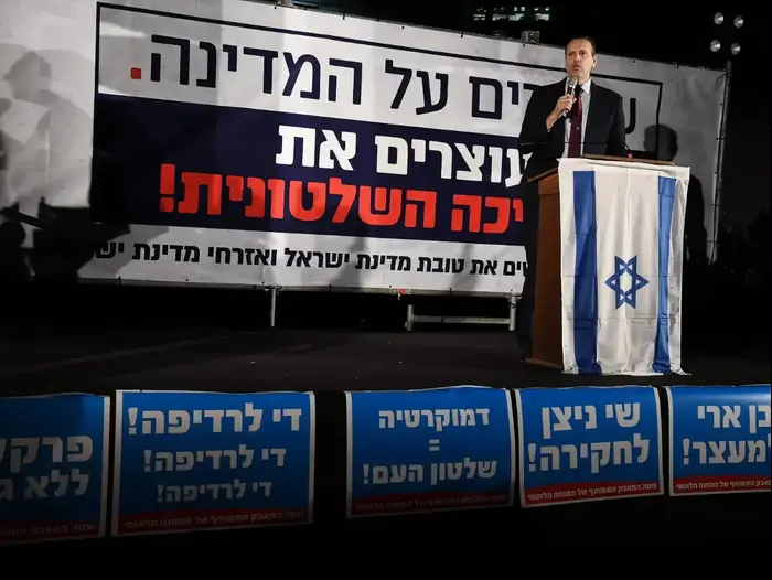 מיקי זוהר בהפגנת תמיכה בראש הממשלה בנימין נתניהו, רחבת מוזיאון תל אביב, 26 בנובמבר 2019 (ראובן קסטרו) מיקי זוהר בהפגנת תמיכה בראש הממשלה בנימין נתניהו, רחבת מוזיאון תל אביב, 26 בנובמבר 2019 (ראובן קסטרו)