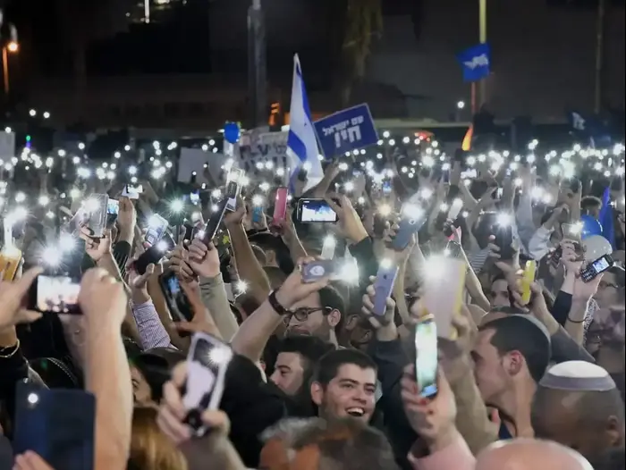 הפגנת תמיכה בראש הממשלה בנימין נתניהו, רחבת מוזיאון תל אביב, 26 בנובמבר 2019 (ראובן קסטרו) הפגנת תמיכה בראש הממשלה בנימין נתניהו, רחבת מוזיאון תל אביב, 26 בנובמבר 2019 (ראובן קסטרו)