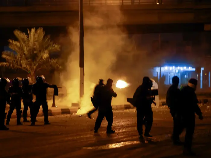 שוטרים ומפגינים בעימותים באיראן. 27 בנובמבר 2019. (רויטרס) שוטרים ומפגינים בעימותים באיראן. 27 בנובמבר 2019. (רויטרס)