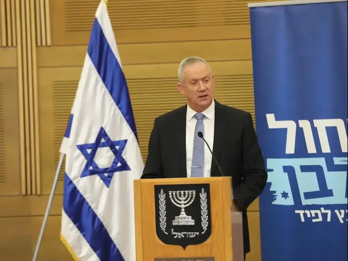 יו"ר כחול לבן, בני גנץ בפתח ישיבת סיעת כחול לבן בכנסת 2 בדצמבר 2019 (אתר רשמי , אלעד מלכה) יו"ר כחול לבן, בני גנץ בפתח ישיבת סיעת כחול לבן בכנסת 2 בדצמבר 2019 (אתר רשמי , אלעד מלכה)