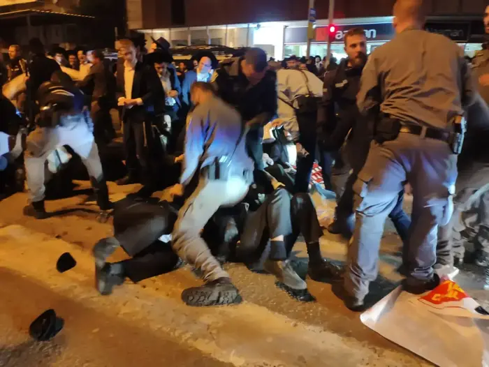 הפגנת חרדים בבני ברק 11 בדצמבר 2019 (אבי כהן) הפגנת חרדים בבני ברק 11 בדצמבר 2019 (אבי כהן)