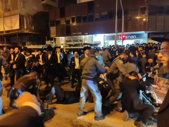 הפגנת חרדים בבני ברק 11 בדצמבר 2019 (אבי כהן) הפגנת חרדים בבני ברק 11 בדצמבר 2019 (אבי כהן)