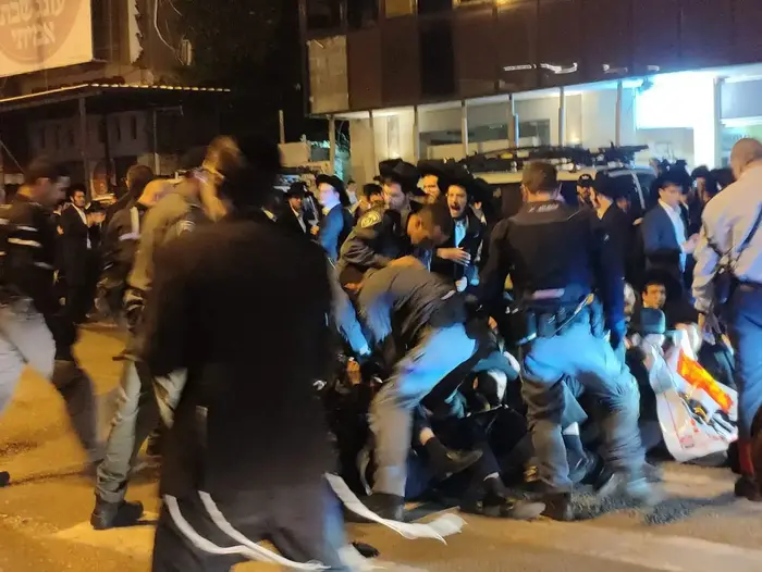 הפגנת חרדים בבני ברק 11 בדצמבר 2019 (אבי כהן) הפגנת חרדים בבני ברק 11 בדצמבר 2019 (אבי כהן)