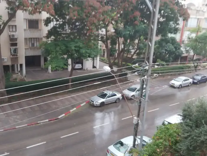 גשם בפתח תקווה 12 בדצמבר 2019 (אתר רשמי , דביר נווה) גשם בפתח תקווה 12 בדצמבר 2019 (אתר רשמי , דביר נווה)