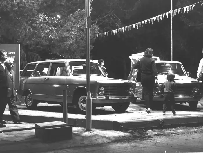 תצוגת רכבי סוסיתא חדשים, בגני התערוכה בתל אביב, 25 במאי 1970 (לשכת העיתונות הממשלתית , פריץ כהן) תצוגת רכבי סוסיתא חדשים, בגני התערוכה בתל אביב, 25 במאי 1970 (לשכת העיתונות הממשלתית , פריץ כהן)