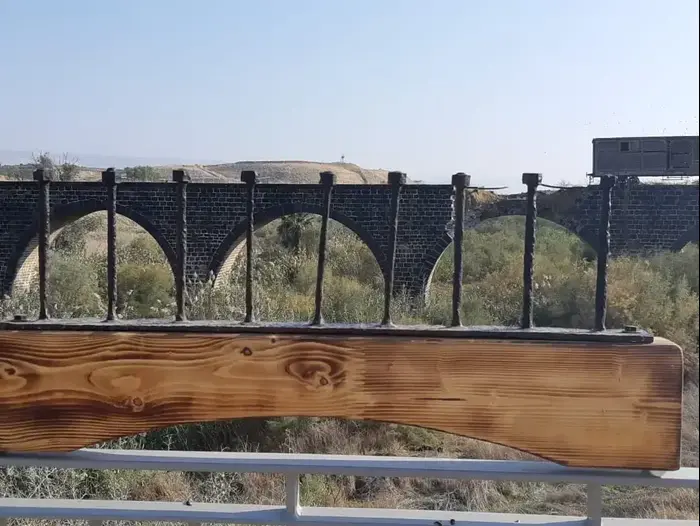 החנוכיה מנהריים. (ללא שם , צילום: נירית בגרון) החנוכיה מנהריים. (ללא שם , צילום: נירית בגרון)