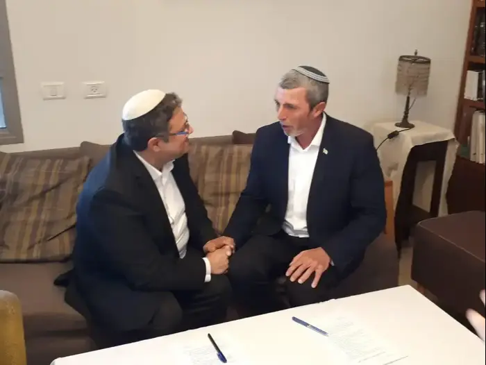 יו"ר הבית היהודי רפי פרץ מסכם על ריצה משותפת עם יו"ר עוצמה יהודית איתמר בן גביר. 20 בדצמבר 2019. (אתר רשמי) יו"ר הבית היהודי רפי פרץ מסכם על ריצה משותפת עם יו"ר עוצמה יהודית איתמר בן גביר. 20 בדצמבר 2019. (אתר רשמי)