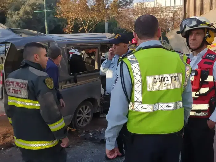 זירת התאונה במחלף אלוף שדה לכיוון רמת גן בה נהרגו שני בני אדם ונפצעו חמישה נוספים. 22 בדצמבר 2019. (דוברות משטרת ישראל) זירת התאונה במחלף אלוף שדה לכיוון רמת גן בה נהרגו שני בני אדם ונפצעו חמישה נוספים. 22 בדצמבר 2019. (דוברות משטרת ישראל)