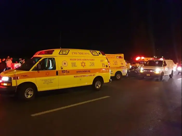 תאונה דרכים בה אוטובוס נכנס בתחנה בצומת בדק בכביש 40, 22 בדצמבר 2019 (מד"א , תיעוד מבצעי מד"א) תאונה דרכים בה אוטובוס נכנס בתחנה בצומת בדק בכביש 40, 22 בדצמבר 2019 (מד"א , תיעוד מבצעי מד"א)