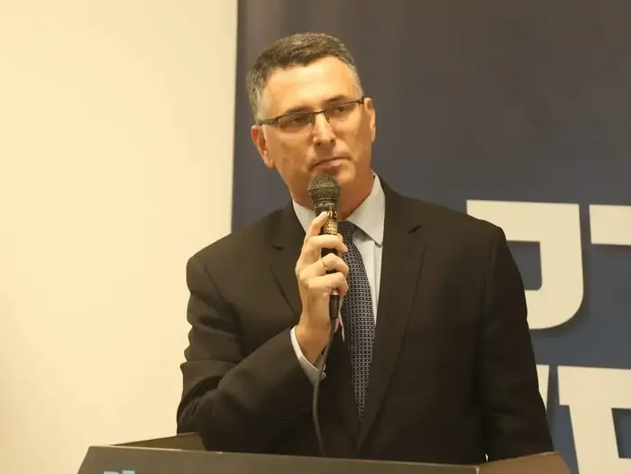 גדעון סער במהלך נאומו בעצרת תמיכה בנתניה 23 בצדמבר 2019 (שלומי גבאי) גדעון סער במהלך נאומו בעצרת תמיכה בנתניה 23 בצדמבר 2019 (שלומי גבאי)