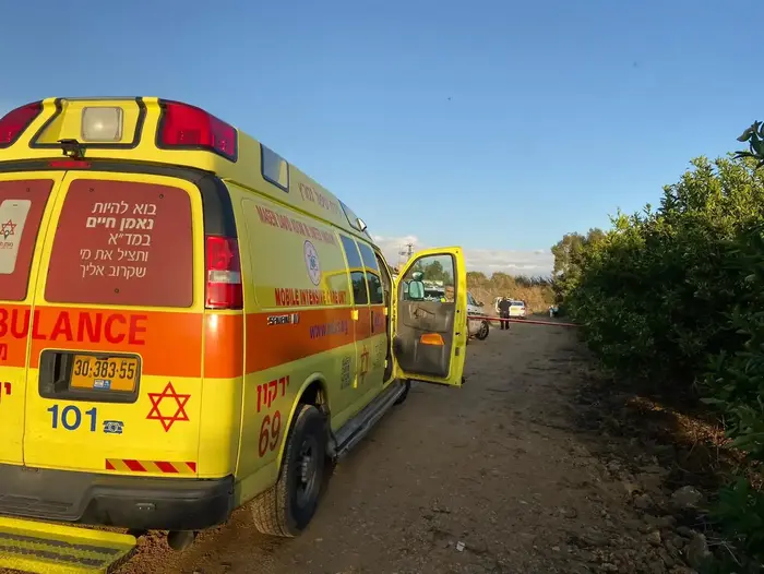 הזירה בה נמצאה גופת צעיר כבן 20 בתוך בור סמוך לבית העלמין החדש, צומת מורשה, רמת השרון. 27 בדצמבר 2019. (מד"א) הזירה בה נמצאה גופת צעיר כבן 20 בתוך בור סמוך לבית העלמין החדש, צומת מורשה, רמת השרון. 27 בדצמבר 2019. (מד"א)