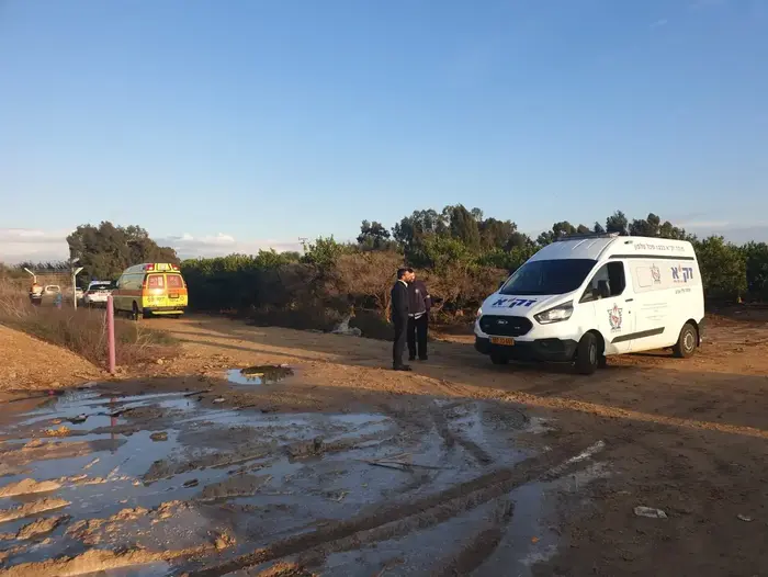 הזירה בה נמצאה גופת צעיר כבן 20 בתוך בור סמוך לבית העלמין החדש, צומת מורשה, רמת השרון. 27 בדצמבר 2019. (זק"א) הזירה בה נמצאה גופת צעיר כבן 20 בתוך בור סמוך לבית העלמין החדש, צומת מורשה, רמת השרון. 27 בדצמבר 2019. (זק"א)