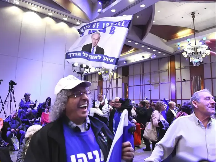 הדלקת נר שמיני של חנוכה של פעילי ליכוד עם רה"מ נתניהו ורעייתו, דן פנורמה ת"א, 29 בדצמבר 2019 (ראובן קסטרו) הדלקת נר שמיני של חנוכה של פעילי ליכוד עם רה"מ נתניהו ורעייתו, דן פנורמה ת"א, 29 בדצמבר 2019 (ראובן קסטרו)