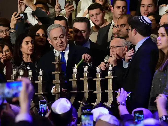 הדלקת נר שמיני של חנוכה של פעילי ליכוד עם רה"מ נתניהו ורעייתו, דן פנורמה ת"א, 29 בדצמבר 2019 (ראובן קסטרו) הדלקת נר שמיני של חנוכה של פעילי ליכוד עם רה"מ נתניהו ורעייתו, דן פנורמה ת"א, 29 בדצמבר 2019 (ראובן קסטרו)