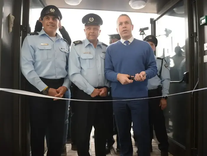טקס חניכת המבנה החדש של מרחב שומרון של המשטרה המתקיים כעת בעיר אריאל, במעמד השר לבט"פ גלעד ארדן, מ"מ מפכ"ל המשטרה, ממ"ז ש"י, סגל הפיקוד הבכיר של המשטרה, ראש מועצת יש"ע דוד אלחייני, ונוספים. (TPS , קובי ריכטר/TPS) טקס חניכת המבנה החדש של מרחב שומרון של המשטרה המתקיים כעת בעיר אריאל, במעמד השר לבט"פ גלעד ארדן, מ"מ מפכ"ל המשטרה, ממ"ז ש"י, סגל הפיקוד הבכיר של המשטרה, ראש מועצת יש"ע דוד אלחייני, ונוספים. (TPS , קובי ריכטר/TPS)