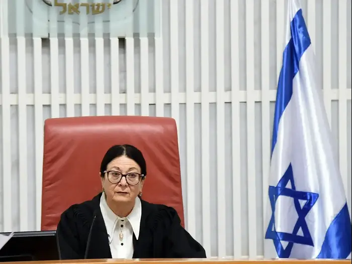 השופטת אסתר חיות בדיון בשאלה האם ראש הממשלה בנימין נתניהו יוכל להרכיב ממשלה תחת כתב אישום, בית המשפט העליון 31 בדצמבר 2019 (ברני ארדוב) השופטת אסתר חיות בדיון בשאלה האם ראש הממשלה בנימין נתניהו יוכל להרכיב ממשלה תחת כתב אישום, בית המשפט העליון 31 בדצמבר 2019 (ברני ארדוב)