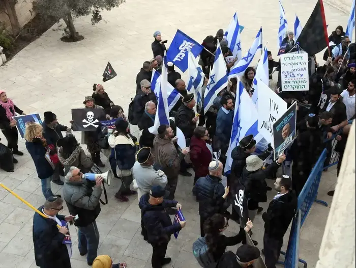 הפגנה מחוץ לדיון בשאלה האם ראש הממשלה בנימין נתניהו יוכל להרכיב ממשלה תחת כתב אישום, בית המשפט העליון 31 בדצמבר 2019 (ברני ארדוב) הפגנה מחוץ לדיון בשאלה האם ראש הממשלה בנימין נתניהו יוכל להרכיב ממשלה תחת כתב אישום, בית המשפט העליון 31 בדצמבר 2019 (ברני ארדוב)
