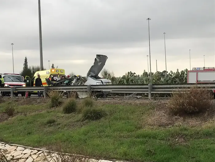 זירת האירוע בו נפצעו שלושה בני אדם, בניהם שני ילדים וגבר באורח אנוש, בפיצוץ רכב בכביש 6 סמוך למחלף ניצני עוז. 05 בינואר 2020. (אתר רשמי , אנשי הדממה בפייסבוק) זירת האירוע בו נפצעו שלושה בני אדם, בניהם שני ילדים וגבר באורח אנוש, בפיצוץ רכב בכביש 6 סמוך למחלף ניצני עוז. 05 בינואר 2020. (אתר רשמי , אנשי הדממה בפייסבוק)