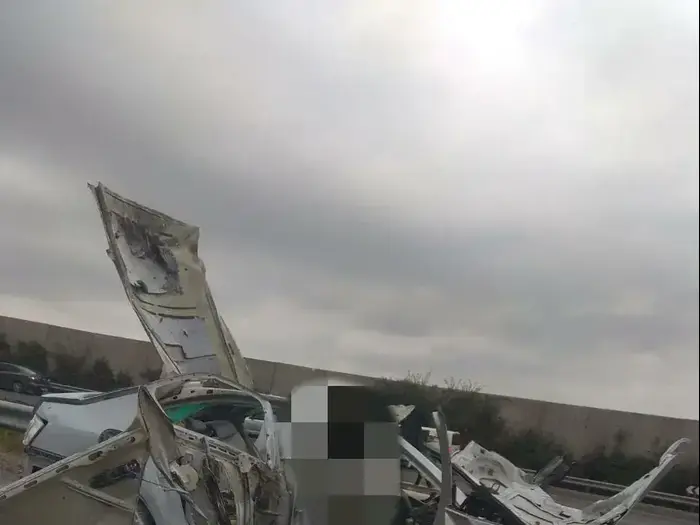 זירת האירוע בו נפצעו שלושה בני אדם, בניהם שני ילדים וגבר באורח אנוש, בפיצוץ רכב בכביש 6 סמוך למחלף ניצני עוז. 05 בינואר 2020. (אתר רשמי , אנשי הדממה בפייסבוק) זירת האירוע בו נפצעו שלושה בני אדם, בניהם שני ילדים וגבר באורח אנוש, בפיצוץ רכב בכביש 6 סמוך למחלף ניצני עוז. 05 בינואר 2020. (אתר רשמי , אנשי הדממה בפייסבוק)