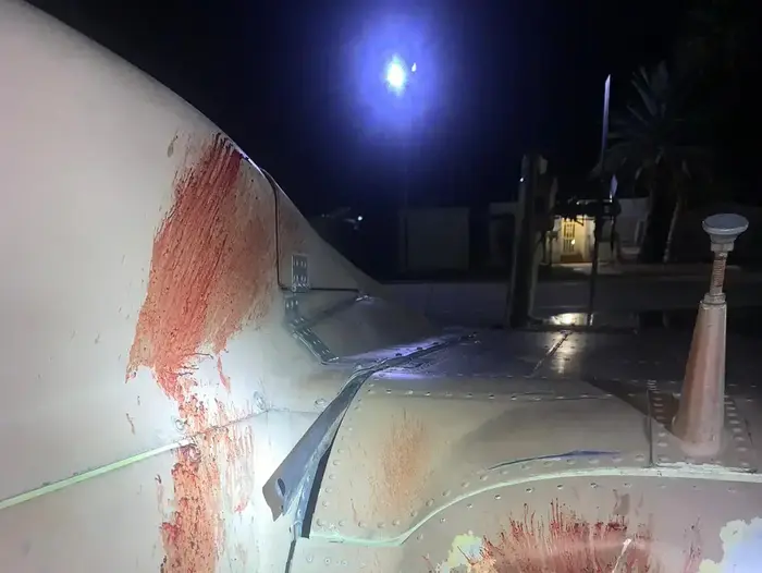 מסוק קרב של חיל האוויר הישראלי מסוג 'שרף' (אפאצי'י לונג בואו) של חיל האוויר שטס בגובה נמוך התנגש בשבוע שעבר בלהקת ציפורים וכתוצאה מכך נגרם נזק למסוק (ללא שם) מסוק קרב של חיל האוויר הישראלי מסוג 'שרף' (אפאצי'י לונג בואו) של חיל האוויר שטס בגובה נמוך התנגש בשבוע שעבר בלהקת ציפורים וכתוצאה מכך נגרם נזק למסוק (ללא שם)
