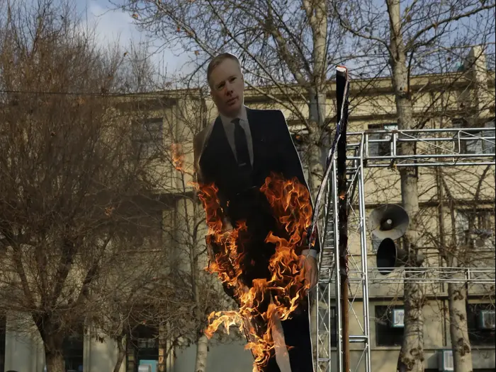 מפגינים בטהראן שורפים את תמונתו של שגריר בריטניה באיראן, רוב מקייר, 14 בינואר 2020 (AP) מפגינים בטהראן שורפים את תמונתו של שגריר בריטניה באיראן, רוב מקייר, 14 בינואר 2020 (AP)
